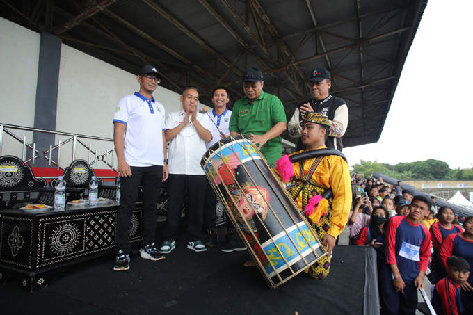 Dari kiri-kanan, Ketua Pengprov PB PASI Muhammad Farid Ghozaly, Ketua KONI NTB Mori Hanafi, founder dan CEO DBL Indonesia Azrul Ananda, Gubernur NTB Zulkieflimansyah, Kadispora NTB Surya Bahari.